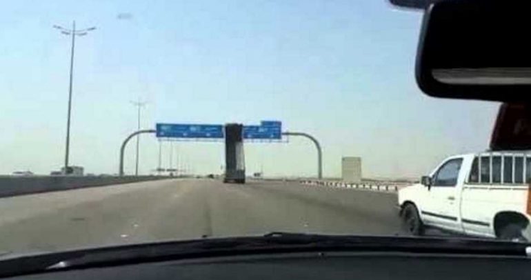 فيديو يكشف حادث غريب من نوعه لشاحنة في السعودية